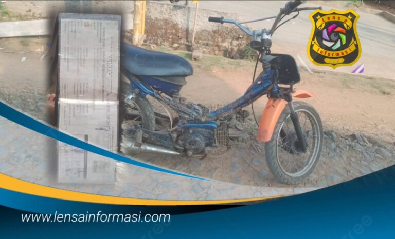 Lensa Informasi - Lampung Utara-menindaklanjuti pemberitaan media lensa informasi Lampung tentang di kembaliknya kendaraan bermotor Vega R desa Sukasari kecamatan tanjung raja kabupaten Lampung Utara namun tidak utuh, di ketahui bahwa pada tgl 13 Agustus 2023 kendaraan impentaris desa Sukasari di kembalikan namun tidak utuh, dilihat langsung dari pisik kendaraan bermotor Vega R di duga banyak yang telah dirubah, dimana motor Vega R telah di rubah menjadi motor kebon di lihat dari setang sudah di rubah tinggi ,kabel ,lampu sen lampu depan belakang tidak ada bodi bodi tidak ada perapian seperti batre / aki , di lihat dari STNK ada dugaan selama 7 tahun tidak pernah bayar pajak dan ada dugaan kuat bahwa oknum kepala suka sari Sarceng dengan sengaja tidak merawat aset daerah berupa kendaraan impentaris desa motor Vega R dan merombaknya di jadikan motor buat aktipitas di kebon sesuai dengan keterangan sekdes suka sari BPK Karyono bawa selama menjabat sebagai sekdes dari tahun 2019 jangankan mengunakan melihat pun tidak motor Vega R tersebut, tentang hal infentaris desa'Sukasari media lensa informasi Lampung pun telah mengkonfirmasi camat tanjung raja pada tgl 21 Agustus 2023 di ruangan camat tanjung raja yg berkaitan dengan kendaraan Vega R desa Sukasari, camat tanjung raja Martutiyana SH MM menjelaskan bahwa kecamatan hanya menerima laporan dari kepala desa dan yg sebenarnya tidak tau di karenakan baru menjabat , dalam kesempatan lain media lensa informasi menanyakan tentang ke akuratan dan Riel nya data realisasi anggaran DD yang di keluarkan oleh menteri keuangan melalui data OMSPAM camat tanjung raja membenarkan bahwa data tersebut Riel sesuai peruntukannya karena jika tidak sesuai maka dana berikutnya tidak bisa cair , sementara setelah di buka melalui data OMSPAM bahwa desa suka sari setiap tahunya menganggarkan dana untuk pengelolaan/administrasi/ inpentarisasi/ pemeliharaan aset desa, pertanyaannya di kemana kan dana tersebut , selanjutnya media lensa informasi Lampung mendatangi kantor inspektorat Lampung Utara pada tgl 23 Agustus 2023 pada bagian irbansus bpk Ridho namun bpk Ridho tidak ada di tempat lagi tugas diluar , sebelumnya pada tgl 16 Agustus 2023 telah mengkonfirmasi melalui media watshap tentang tanggapan pemberitaan media lensa informasi tentang aset desa Sukasari beliau mengatakan bahwa temuan akan di tindak lanjuti apabila ada laporan resmi , dalam hal pemberitaan ini media lensa informasi Lampung berharap inspektorat Lampung Utara bagian irbansus menjalankan tugas nya dengan tegas , kami masyarakat ingin melihat dan tau proses tidak lanjut ( Darsono)