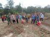 Bhabinkamtibmas Hadiri Penanaman Jagung Program Ketahanan Pangan di Desa Kuang Dalam Timur