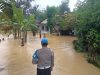 *Respons Cepat, Personel Polsek Banjarsari Tinjau Lokasi Banjir di Desa Keusik dan Ciruji*