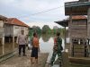 Bhabinkamtibmas Polsek Muara Kuang Bersama Babinsa Cek Ketinggian Air Sungai di Rambang Kuang Bhabinkamtibmas Polsek Muara Kuang Bersama Babinsa Cek Ketinggian Air Sungai di Rambang Kuang