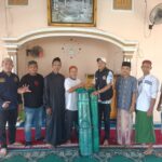 Wujud Kepedulian Terhadap Rumah Ibadah, Forum Cakar Sriwijaya Sumsel Berikan Bantuan Sajadah di Musholla Sopiyatun