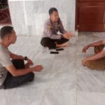Kapolsek Muara Kuang Silaturahmi ke Tokoh Masyarakat Desa Tambang Rambang, Sampaikan Pesan Kamtibmas