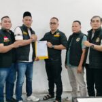 Ketua Umum DPP Forum Cakar Sriwijaya Sumsel Serahkan Surat Mandat DPD untuk Pembentukan Kepengurusan di 17 Kabupaten/Kota