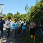Kapolsek Muara Kuang Bersama Forkopimca Gelar Gotong Royong Bersihkan Semak di Pinggir Jalan Raya