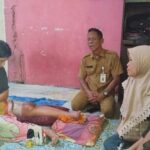 Tim Kelurahan 36 Ilir Datangi Rumah Serli, Korban Cedera Terjatuh yang Membutuhkan Penanganan Medis