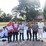 PENYERAHAN PIAGAM PENGHARGAAN INSAN PEDULI PENDIDIKAN DAN GENERASI MUDA DARI SMA N 1 MUARA KUANG KEPADA PERSONIL BHABINKAMTIBMAS POLSEK MUARA KUANG BRIPKA SANDRI SETIAWAN SE. 