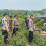 Sigap, Personel Polsek Maja Polres Lebak Lakukan Pemadaman Kebakaran di TPSA Dengung