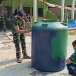 Pengecatan Toren Air Bersih, Satgas TMMD ke-129 Pastikan Sarana Bermanfaat bagi Warga