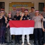 Forum Cakar Sriwijaya PAC Sako dan Polsek Sako Bagikan Bendera Merah Putih Kepada Warga Peringati Hut Ke-81