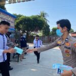 Polres OKI Bagikan Masker kepada Pelajar SMPN 6 Kayuagung, Cegah Dampak Kabut Asap Karhutla