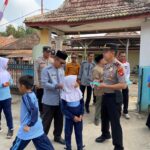 Antisipasi dampak karhutla, kapplsek muara kuang bagikan masker kepada siswa SDN 1 muara kuang