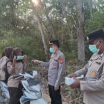 Saat Kabut Asap Mengintai, Kapolres OKI Bagikan Masker kepada Pelajar dan Jamaah