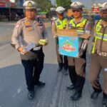 Aksi Humanis Polantas Banyuasin, Bekali Pengendara Terjebak Macet dengan Makanan dan Air Mineral
