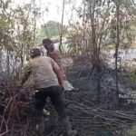 Gerak Cepat Polsek Banyuasin III Padamkan Kebakaran Kebun Karet di Seterio