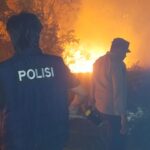 Personel Polsek Muara Kuang Bantu Warga Padamkan Api Karhutlah di Desa Ulak Segara