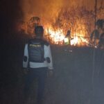 Personel Polsek Muara Kuang Bersama BPBD Bantu Warga Padamkan Api Karhutlah di Kelurahan Muara Kuang