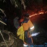 Kapolsek Muara Kuang Pimpin Pemadaman Karhutla pada Malam Hari di Desa Serikembang  MUARA KUANG, OGAN ILIR – Kapolsek Muara Kuang IPDA Harry Setiawan, S.H., M.H. bersama personel Polsek Muara Kuang dan Badan Penanggulangan Bencana Daerah (BPBD) melaksanakan pemadaman kebakaran hutan dan lahan (Karhutla) yang terjadi pada malam hari di Desa Serikembang, Kecamatan Muara Kuang, Kabupaten Ogan Ilir, Selasa (15/9/2026).  Kegiatan pemadaman dilakukan sebagai upaya untuk mencegah api meluas serta mengantisipasi dampak Karhutla terhadap masyarakat dan lingkungan sekitar.  Kapolsek Muara Kuang bersama personel dan tim BPBD berjibaku melakukan pemadaman di lokasi hingga api berhasil dikendalikan. Dalam kegiatan tersebut, petugas juga melakukan pemantauan terhadap titik-titik yang masih berpotensi menimbulkan api.  Kapolsek Muara Kuang mengimbau masyarakat agar tidak melakukan pembakaran lahan, terutama pada kondisi cuaca yang rawan terjadi kebakaran.  “ Kami mengimbau kepada seluruh masyarakat untuk bersama-sama mencegah Karhutla dengan tidak membuka atau membersihkan lahan dengan cara membakar. Apabila menemukan adanya titik api, segera laporkan kepada petugas agar dapat ditangani dengan cepat,” ujar Kapolsek.  Sinergitas antara Polri, BPBD dan masyarakat diharapkan dapat terus ditingkatkan dalam upaya pencegahan dan penanggulangan Karhutla di wilayah hukum Polsek Muara Kuang.