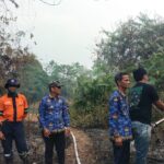 Sinergitas Unsur Forkopimcam Padamkan Karhutla di Kelurahan Muara Kuang