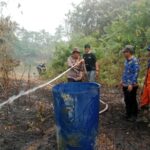 Kapolsek dan Camat Muara Kuang Pimpin Pemadaman Karhutla di Kelurahan Muara Kuang