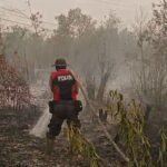 Satgas Karhutla Polres OKI Padamkan Api dan Dinginkan Lahan di Kayuagung